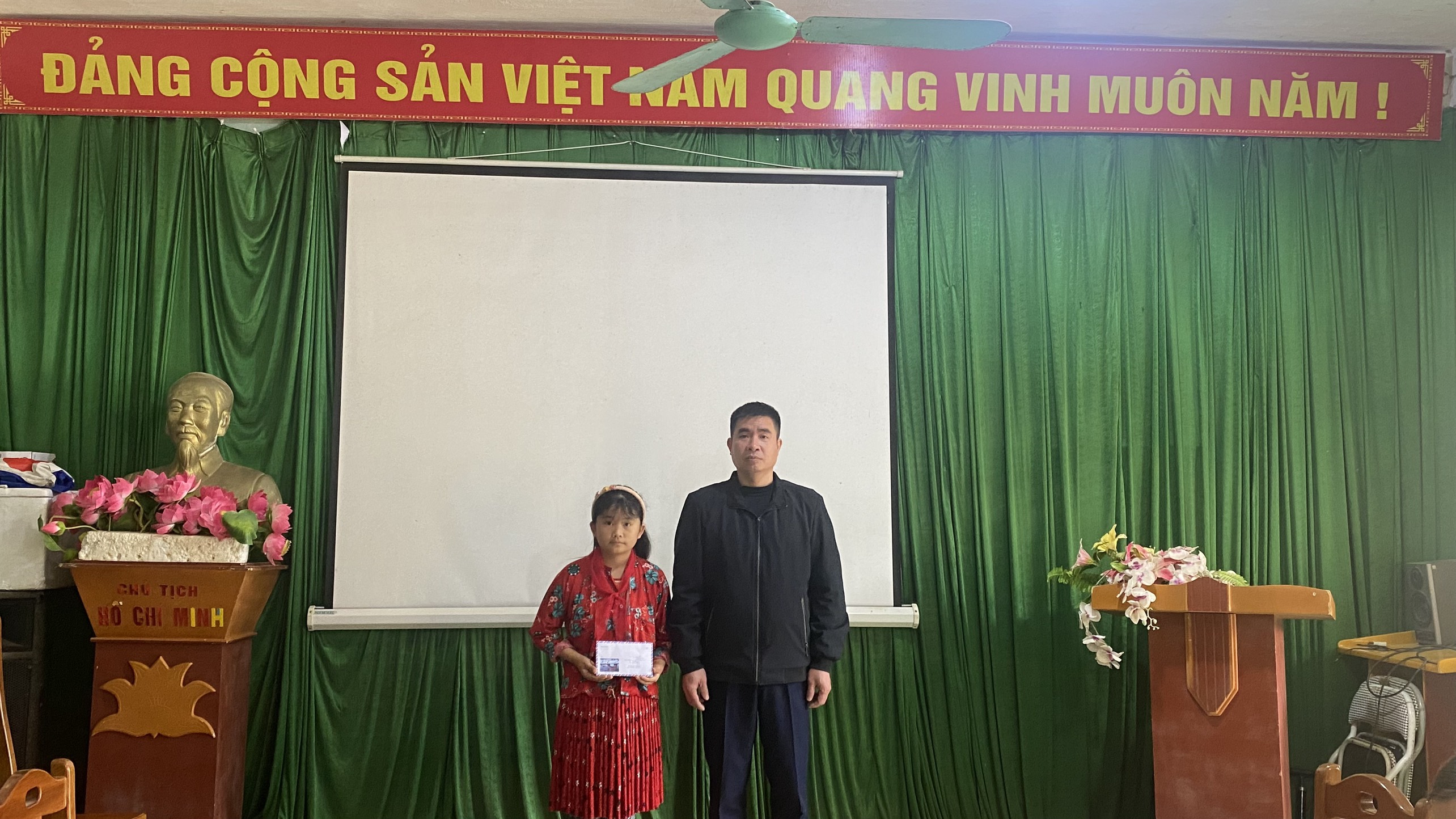 Trao học bổng cho học sinh nghèo vượt khó năm học 2023-2024