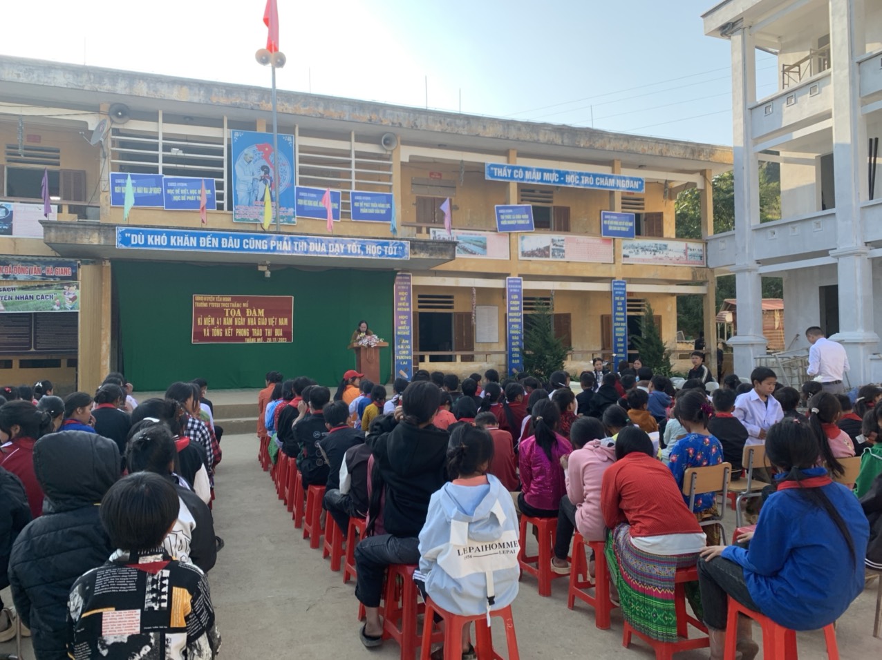 Tọa đàm kỷ niệm 41 năm ngày nhà giáo Việt Nam 20-11 và Tổng kết phong trào thi đua