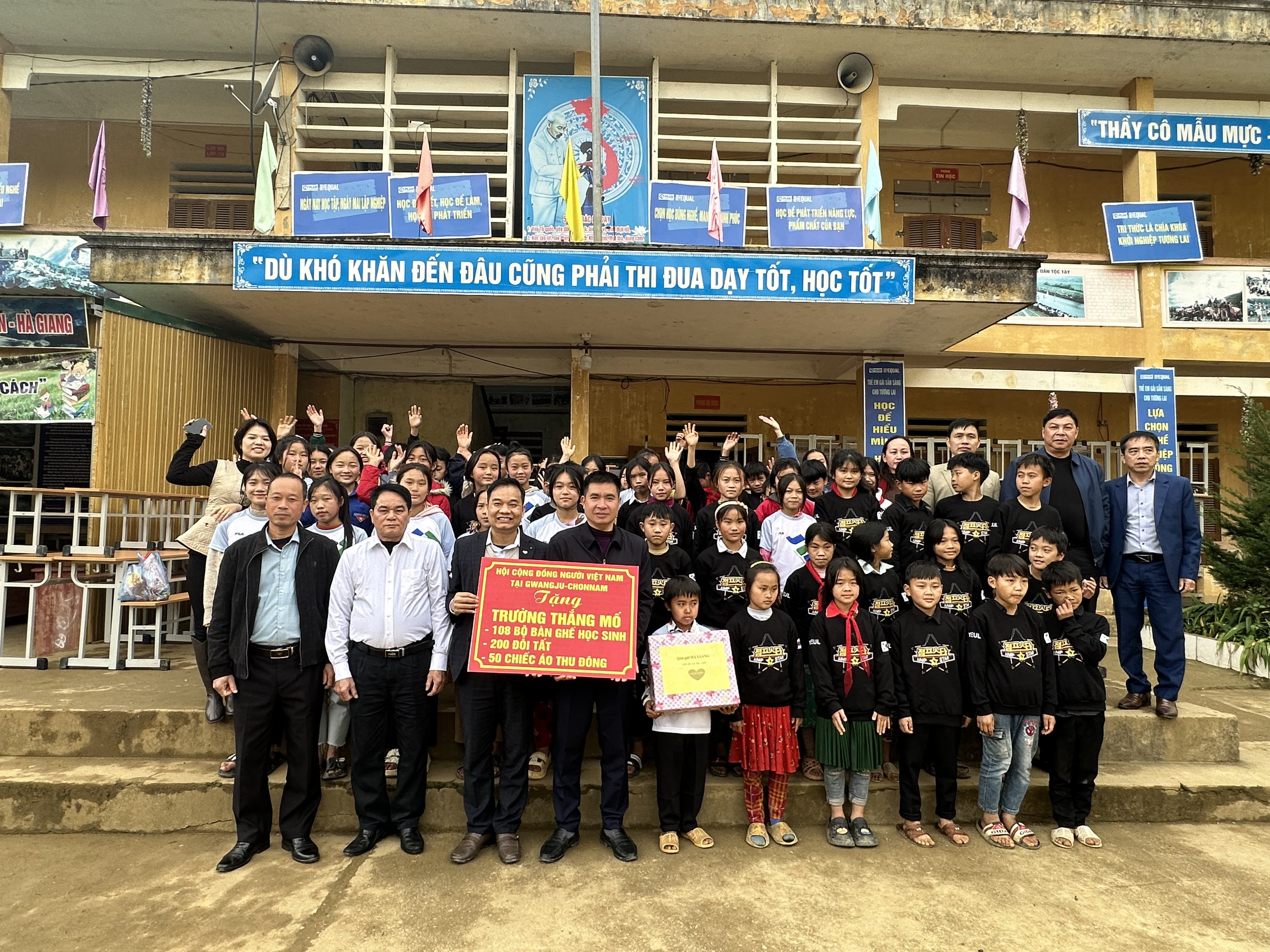 Hội cộng đồng người Việt Nam ở GWANJU-CHONNAM - HÀN QUỐC tặng Bàn - Ghế, Áo, Tất cho học sinh 02 trường: PTDTBT Tiểu học Thắng Mố và  PTDTBT THCS Thắng Mố